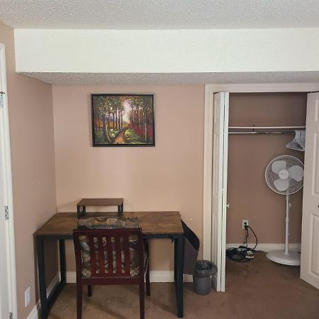 Cozy Home With Comfortable Beds And Fully Equipped Kitchen 15 Mins Drive From Airport, Downtown, Sait And U Of C And 80 Min Drive To Banff Calgary Exterior photo