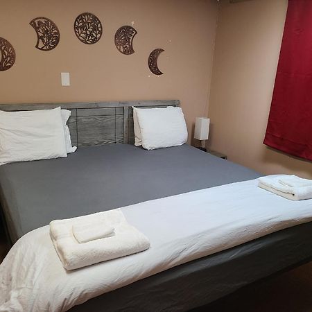 Cozy Home With Comfortable Beds And Fully Equipped Kitchen 15 Mins Drive From Airport, Downtown, Sait And U Of C And 80 Min Drive To Banff Calgary Exterior photo