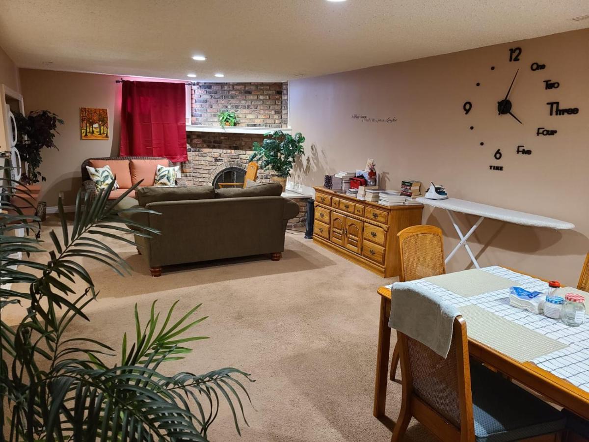 Cozy Home With Comfortable Beds And Fully Equipped Kitchen 15 Mins Drive From Airport, Downtown, Sait And U Of C And 80 Min Drive To Banff Calgary Exterior photo