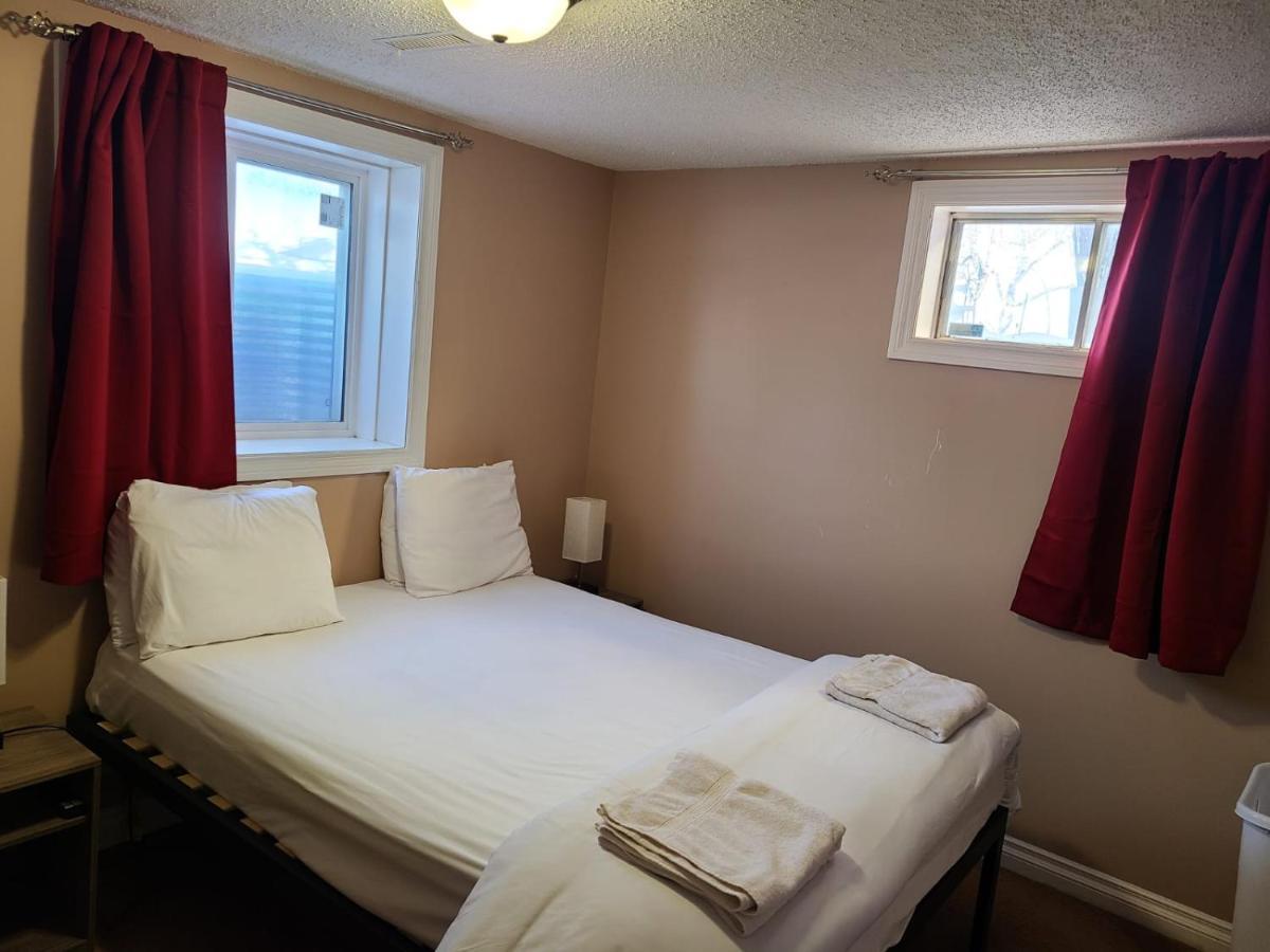 Cozy Home With Comfortable Beds And Fully Equipped Kitchen 15 Mins Drive From Airport, Downtown, Sait And U Of C And 80 Min Drive To Banff Calgary Exterior photo