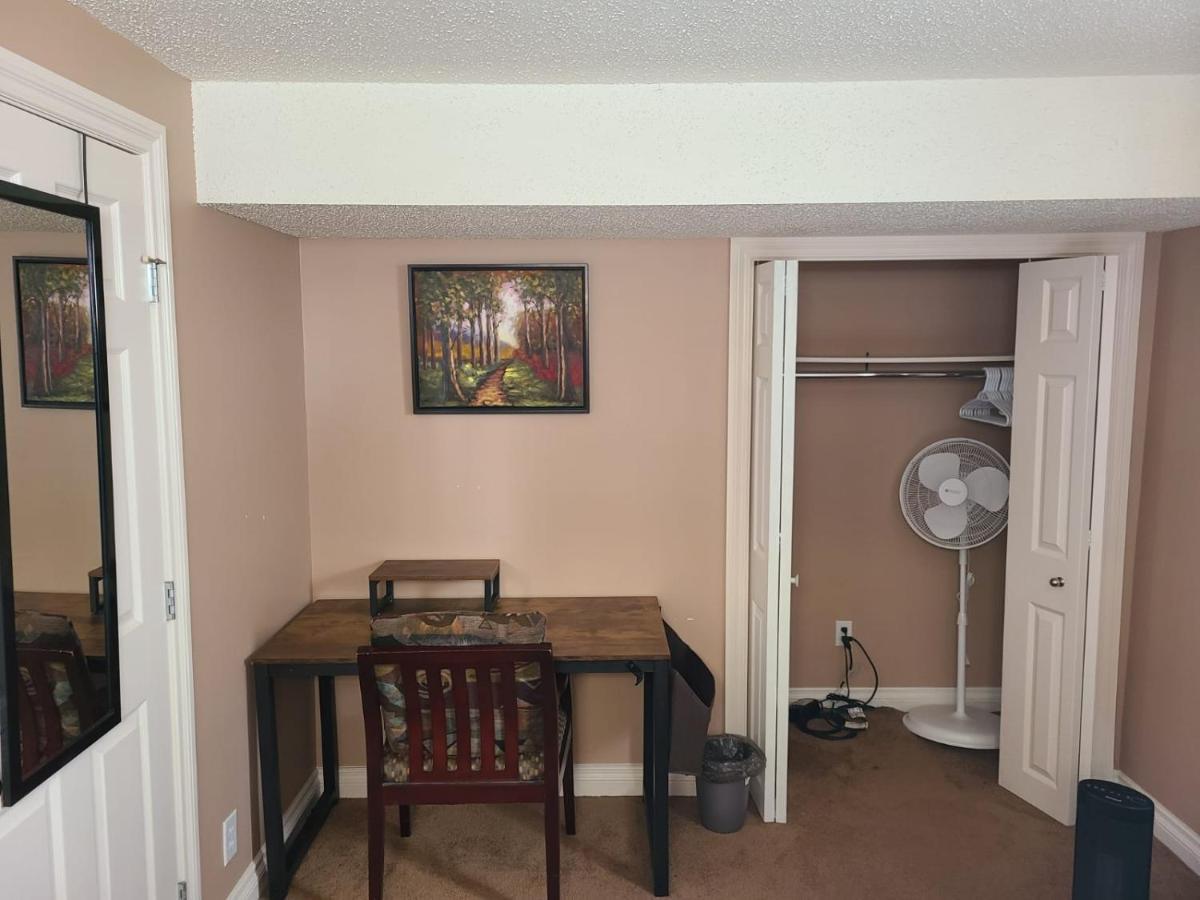 Cozy Home With Comfortable Beds And Fully Equipped Kitchen 15 Mins Drive From Airport, Downtown, Sait And U Of C And 80 Min Drive To Banff Calgary Exterior photo