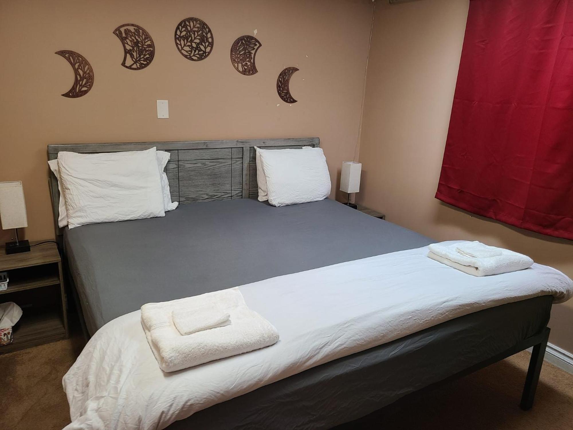 Cozy Home With Comfortable Beds And Fully Equipped Kitchen 15 Mins Drive From Airport, Downtown, Sait And U Of C And 80 Min Drive To Banff Calgary Exterior photo
